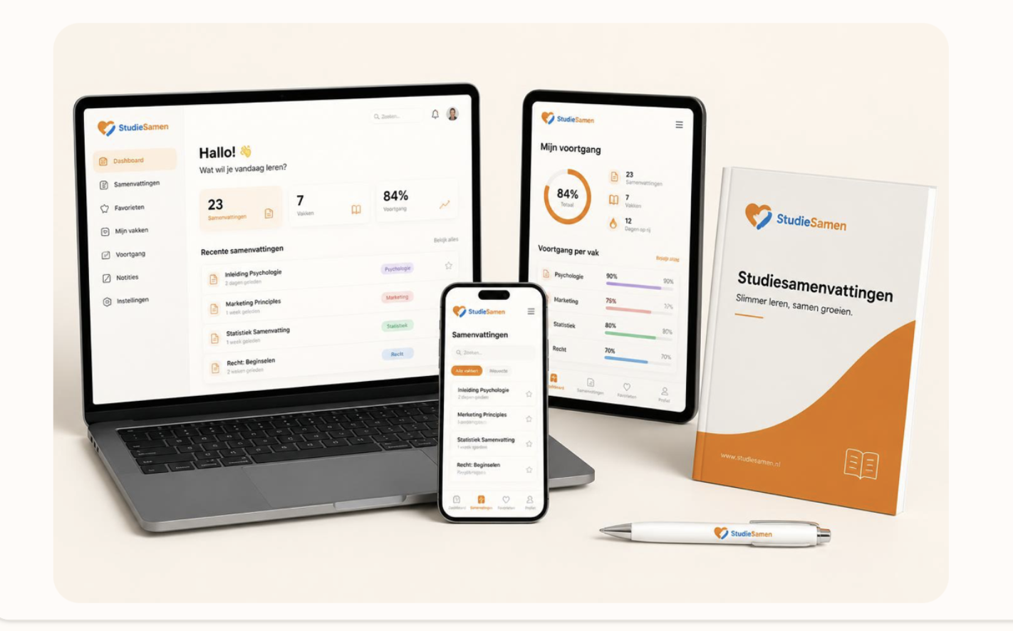 StudieSamen dashboard op laptop, tablet en telefoon naast een gedrukte samenvatting en pen